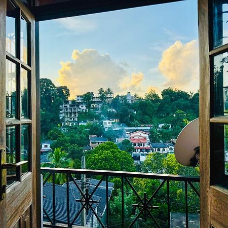The Tenthola Kandy Bagian luar foto
