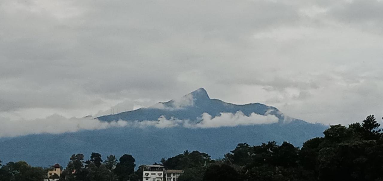 The Tenthola Kandy Bagian luar foto