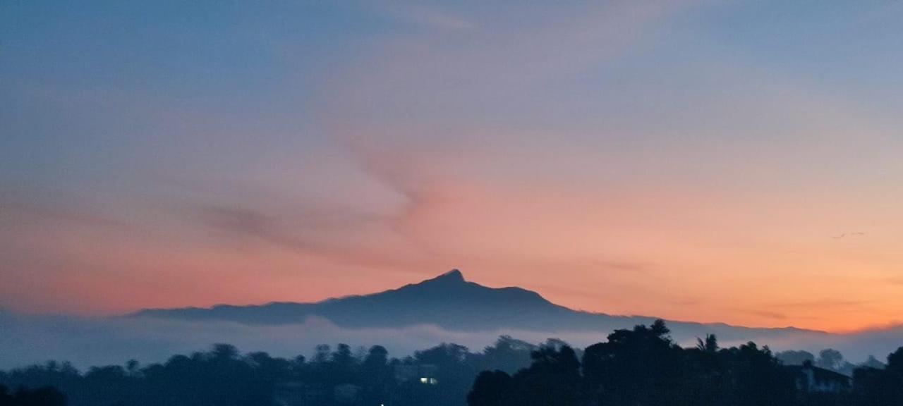 The Tenthola Kandy Bagian luar foto