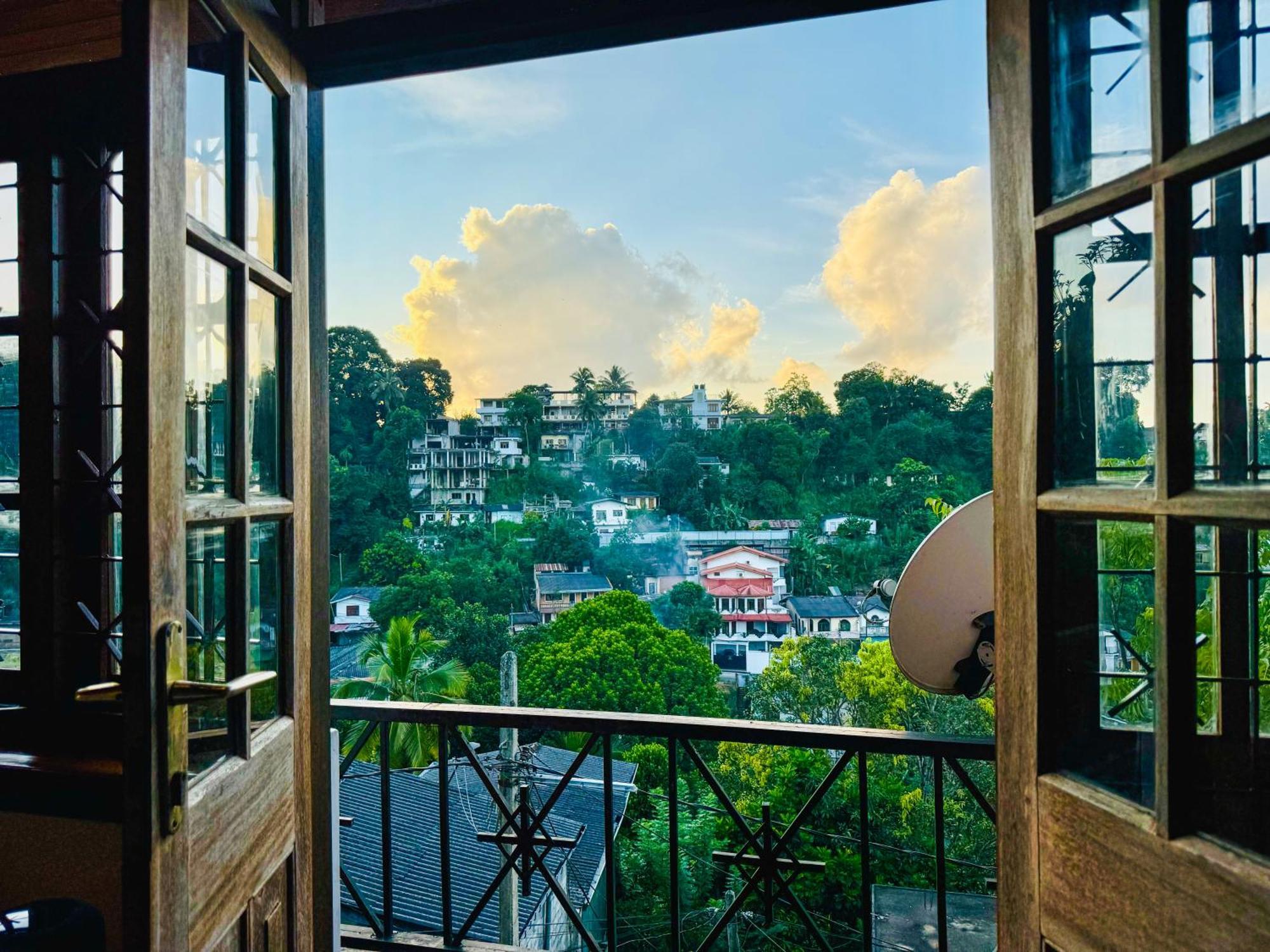 The Tenthola Kandy Bagian luar foto